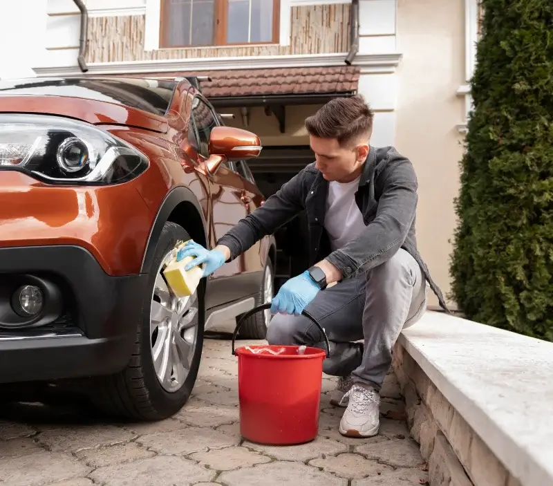 Lavage auto à domicile Valeille : professionnel intervenant sur un véhicule